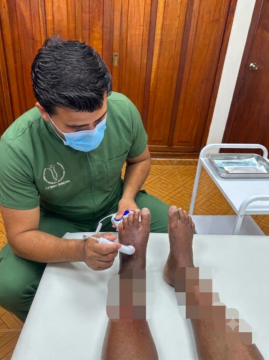 Valoración vascular con Doppler en las piernas de un paciente en CECA